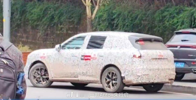 全新问界M6的谍照图曝光整车看起来有点像是问界m5和问界m7的结合内部的乘坐空间