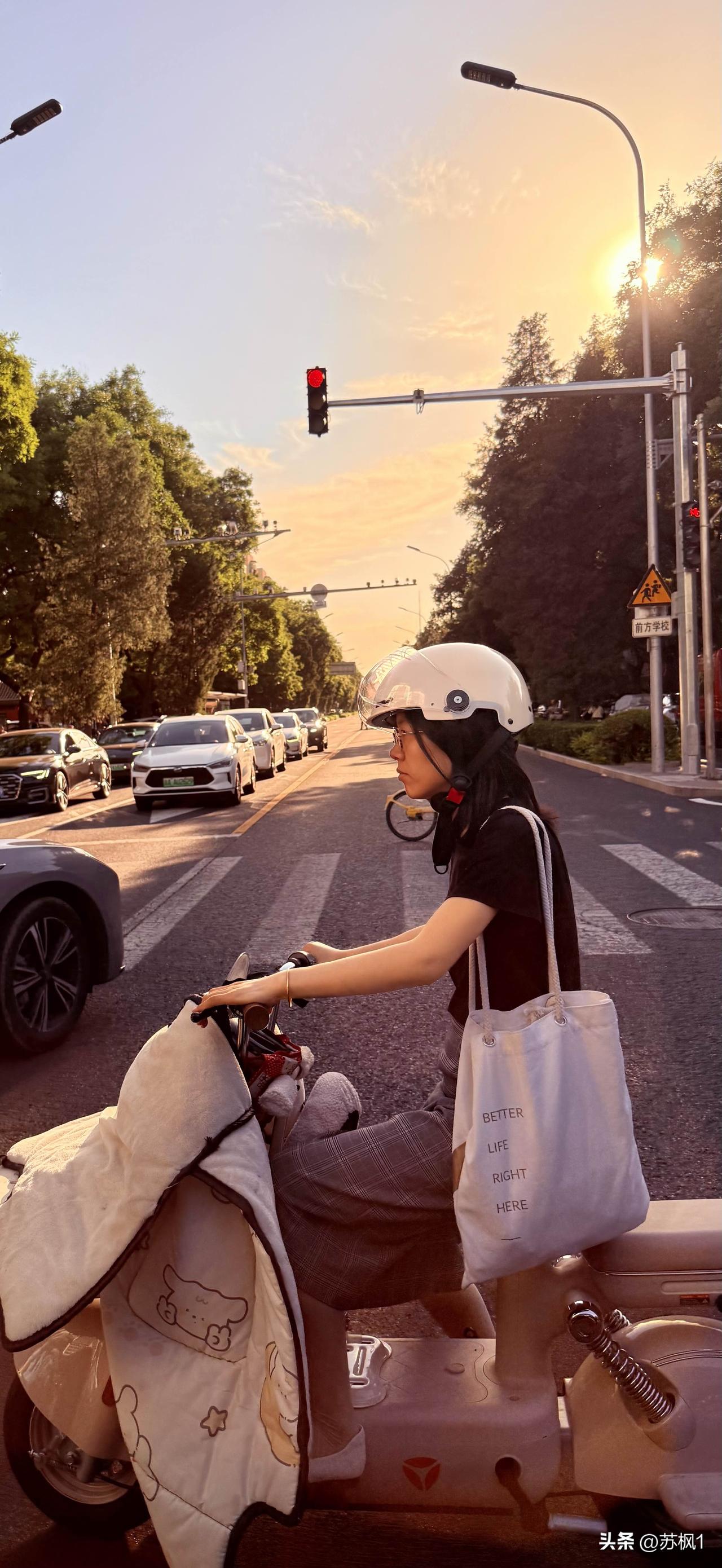 分享北京风景北京街头夏日光影！熙熙攘攘人来人往，平凡的日子，平淡的生活，构成了普