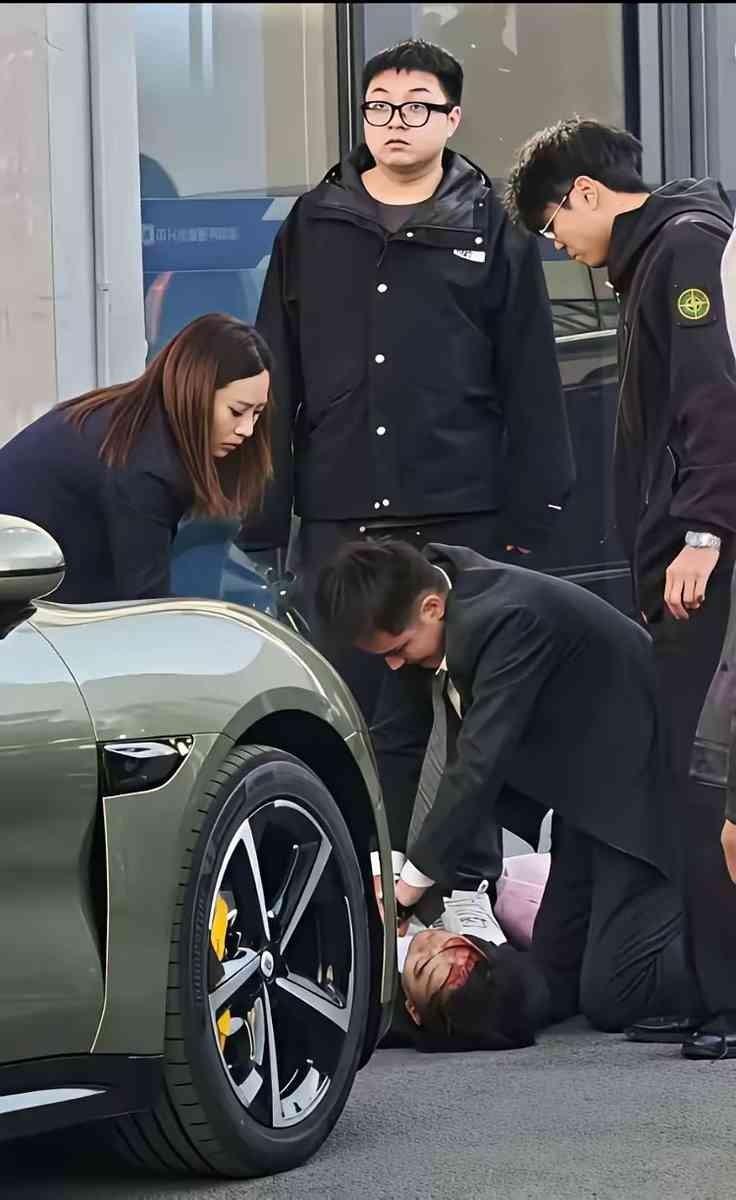 杭州交付中心，销售被客户试驾时撞死了。
官方说这是人的问题，和智能驾驶没关系。