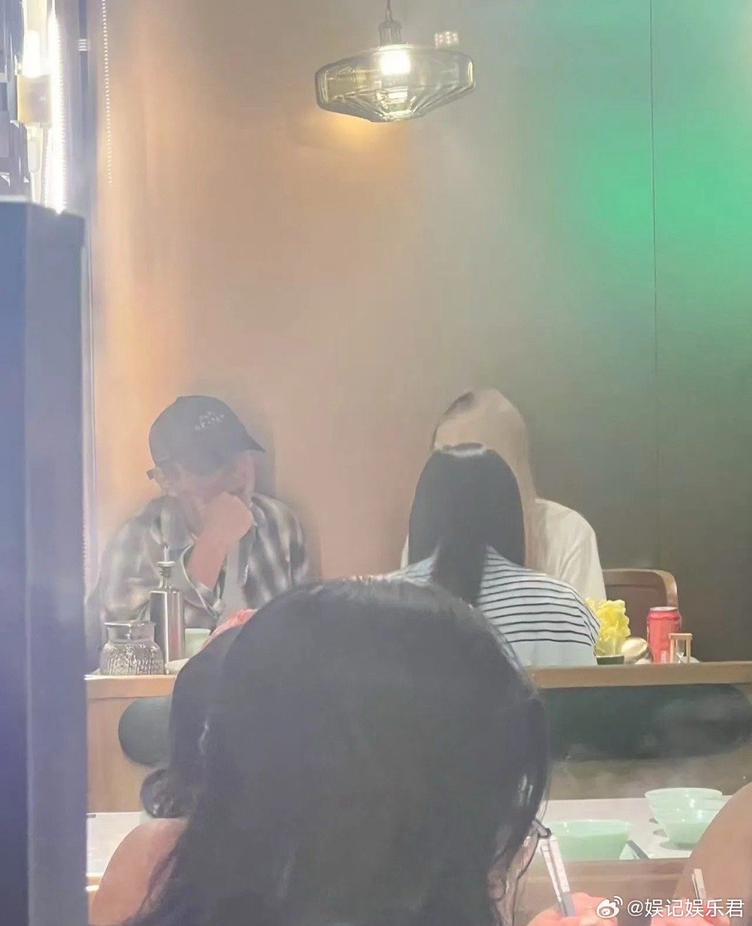 王思聪疑似回国 网友偶遇王思聪吃海南椰子鸡，疑似已经回国 ​​​