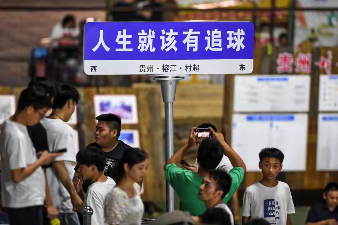 现在的中国足球，分为两大派。
一是中国足协下的国足以及中超，中甲等的职业联赛，他