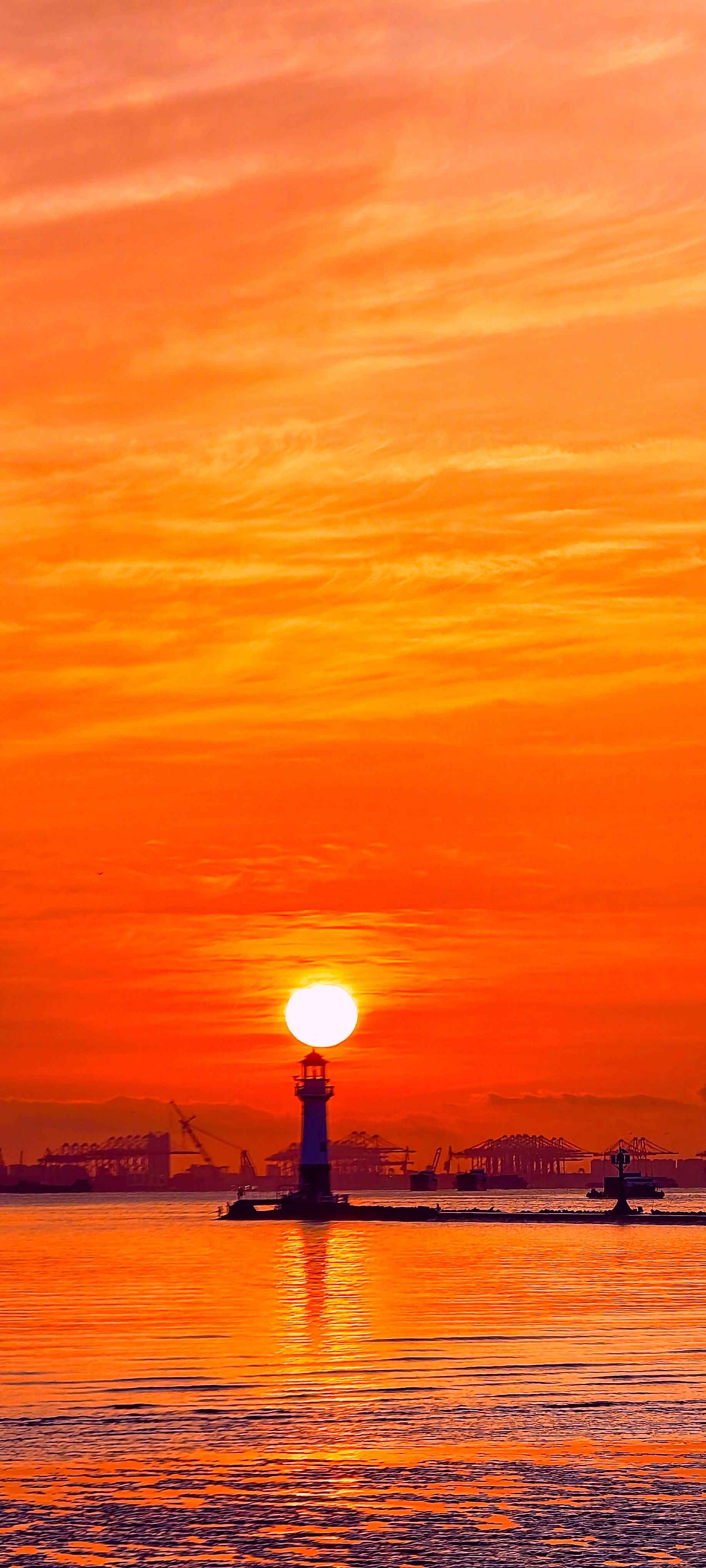 【这里是上海】吴淞炮台湾公园内的日出广场，是黄浦江与长江交汇处的绝佳观日点，能欣