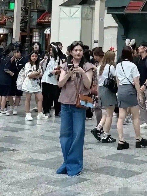 大s离婚了之后低调了好多...都不穿高奢了 ​​​