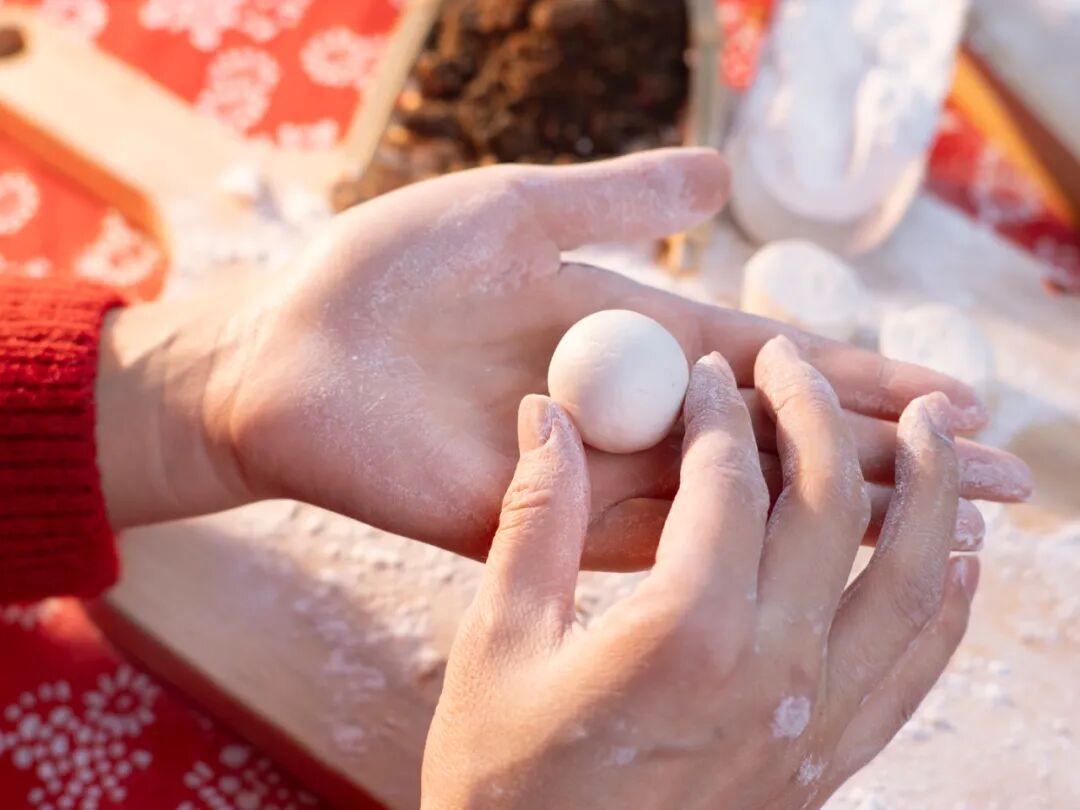 今日元宵节，千家万户灯火暖，人间喜乐庆团圆！新一年里，我要珍惜眼前人，走好当下路