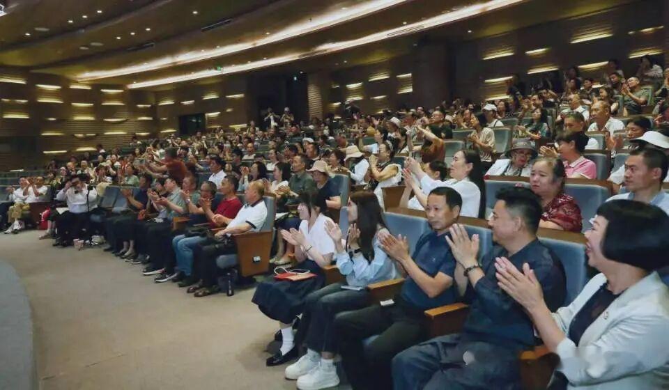 读一年级时，第一次交学费是8毛钱，我口袋里带了一块钱，老师还找了我2毛钱。197