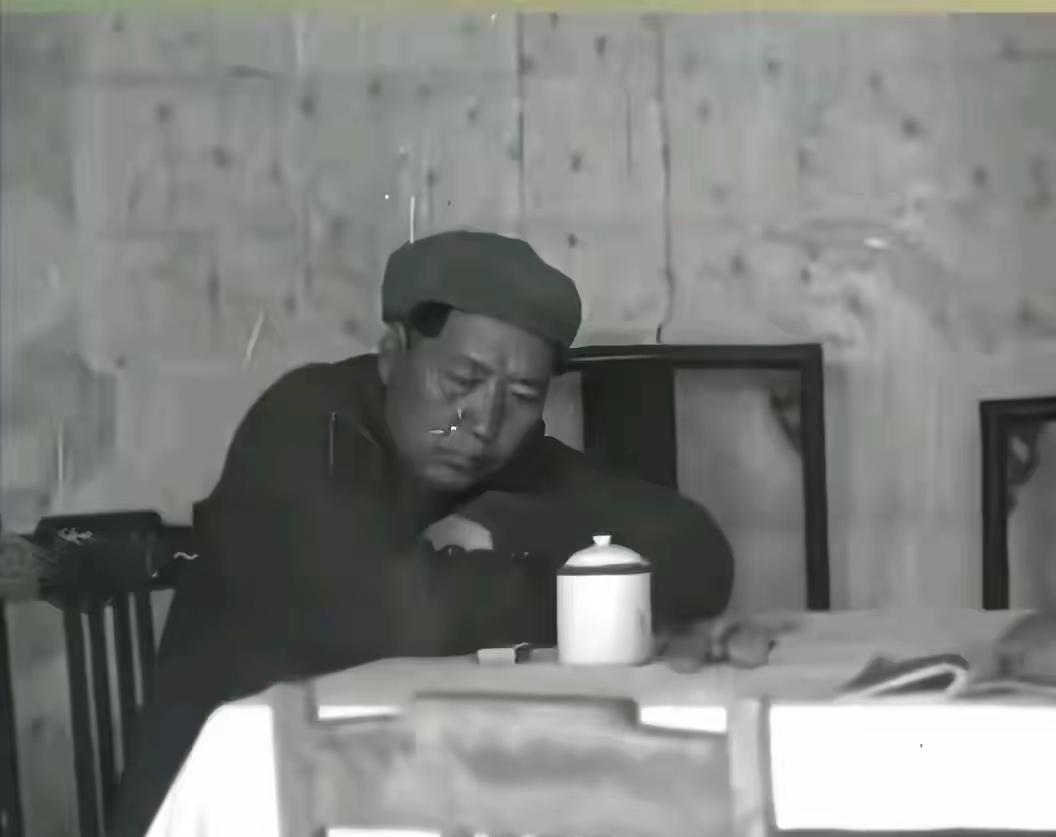 很多人第一眼看到这张照片，可能都会误会：照片里的毛主席皱着眉头、低头靠在臂弯里，