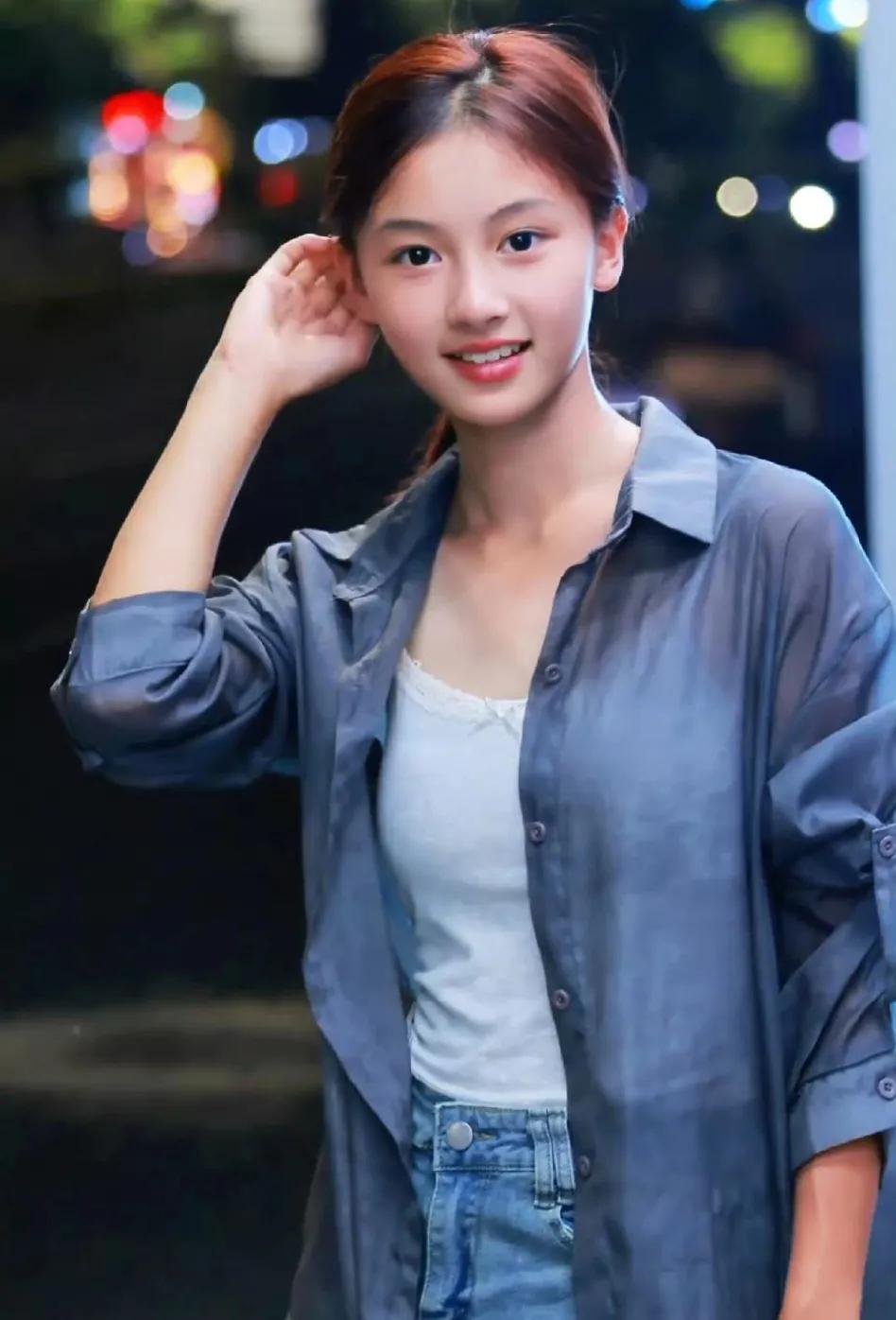 一摄影师逛街时拍到了一个很有灵气的小姑娘，有人看到以后就去艾特于正了，本来以为于