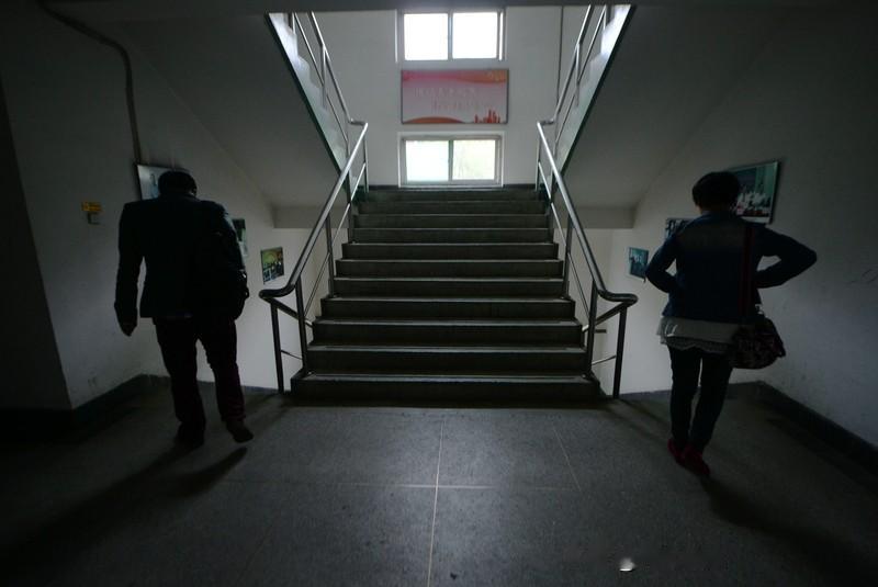 他攒了俩月奖金给我买金项链，我张嘴就骂他乱花钱，第二天他就递来了离婚协议。
我上