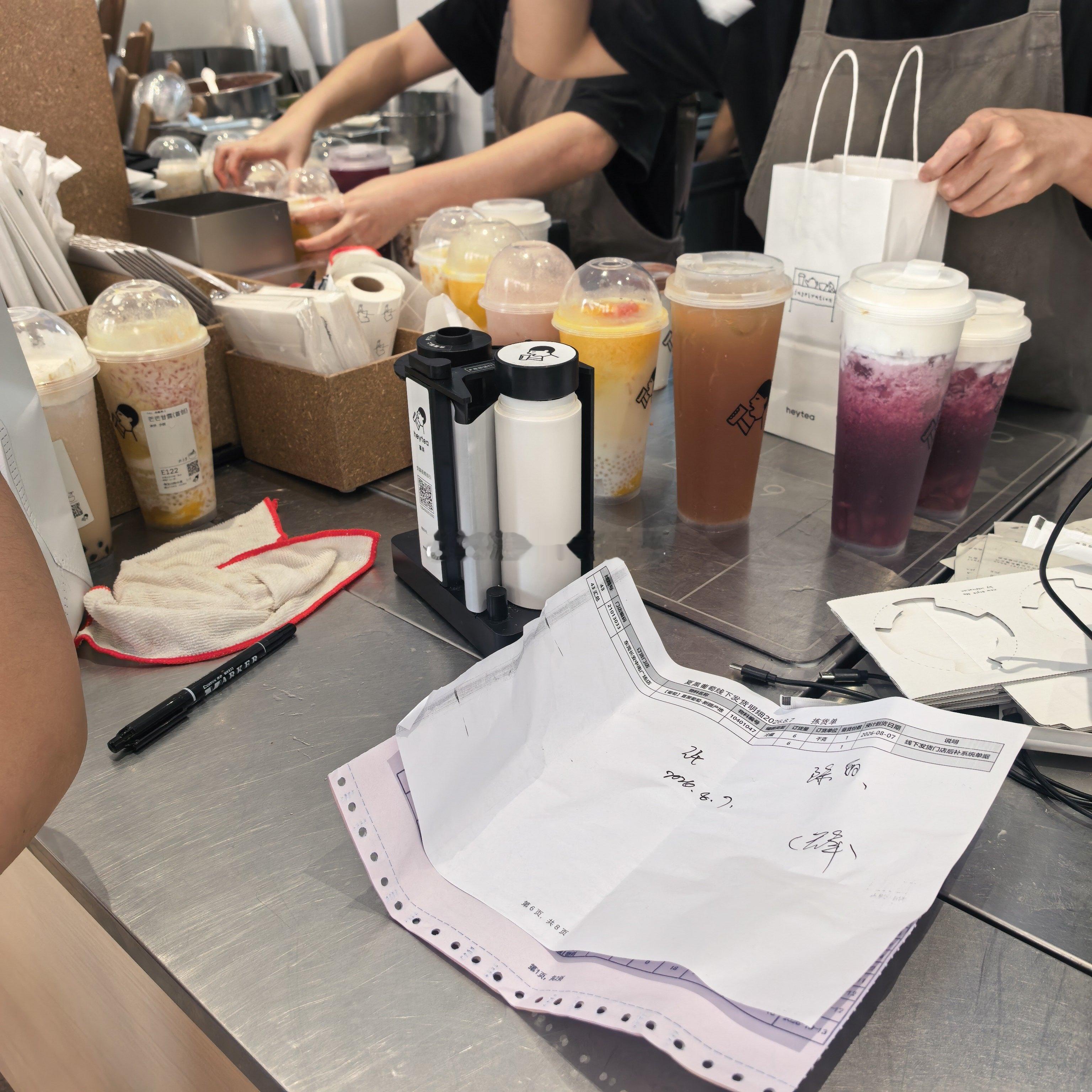 秋天第一杯奶茶爆单预警好像还没爆，奶茶店还没乱了阵脚… 