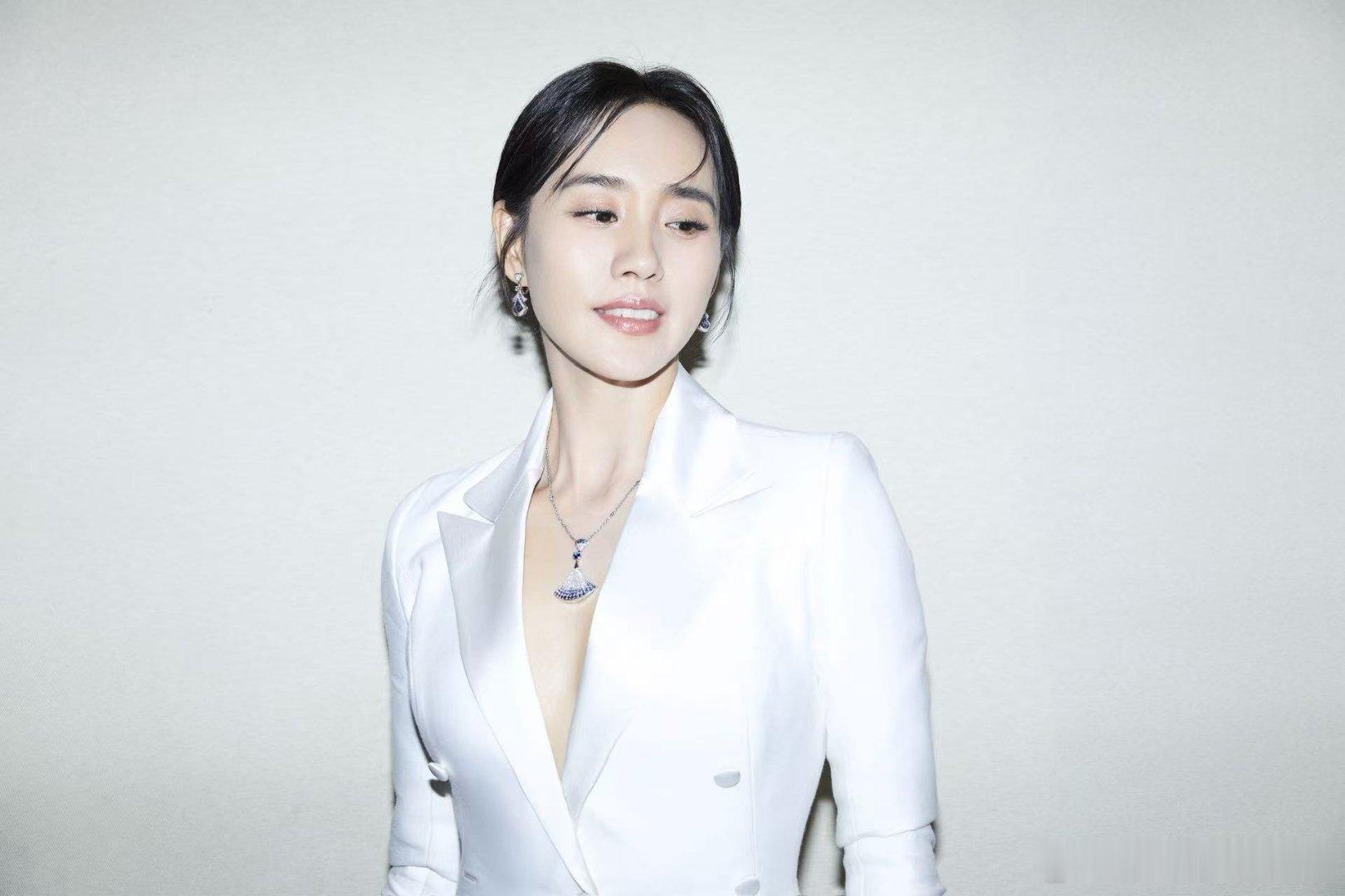 王智 把从容优雅明艳的女性气质诠释得十分出彩✨ 