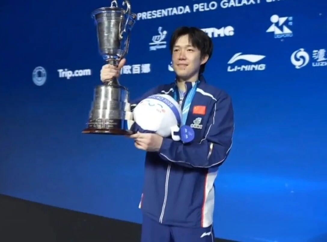王楚钦绝境翻盘首夺世界杯太硬气了，孙颖莎三连冠统治力无敌！莎头合体双冠加冕，国乒