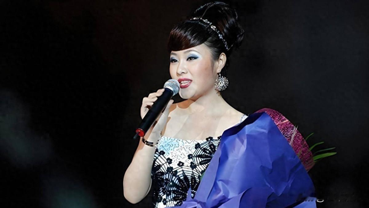 红裙还在衣柜里，嗓子早就哑了，她现在连视频都开不了。
2010年春晚那条红裙子，