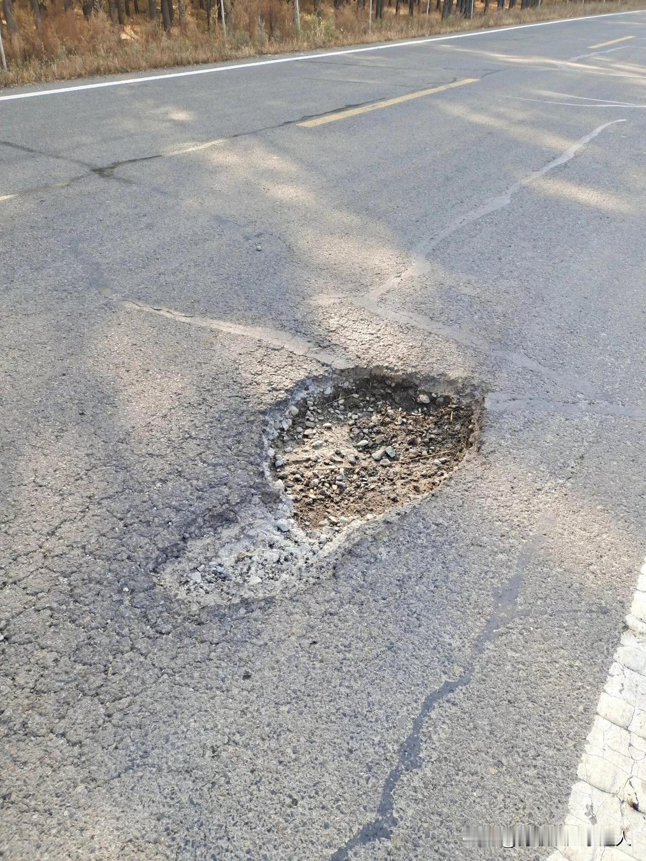 今天被一个大坑“坑”走360块！

本来好好开车，结果没躲过路上的大坑，当场感觉