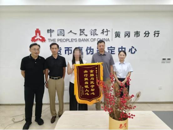 “老人把100多万元现金埋进地下，结果全都烂掉了。”
 
湖北麻城70多岁的王大