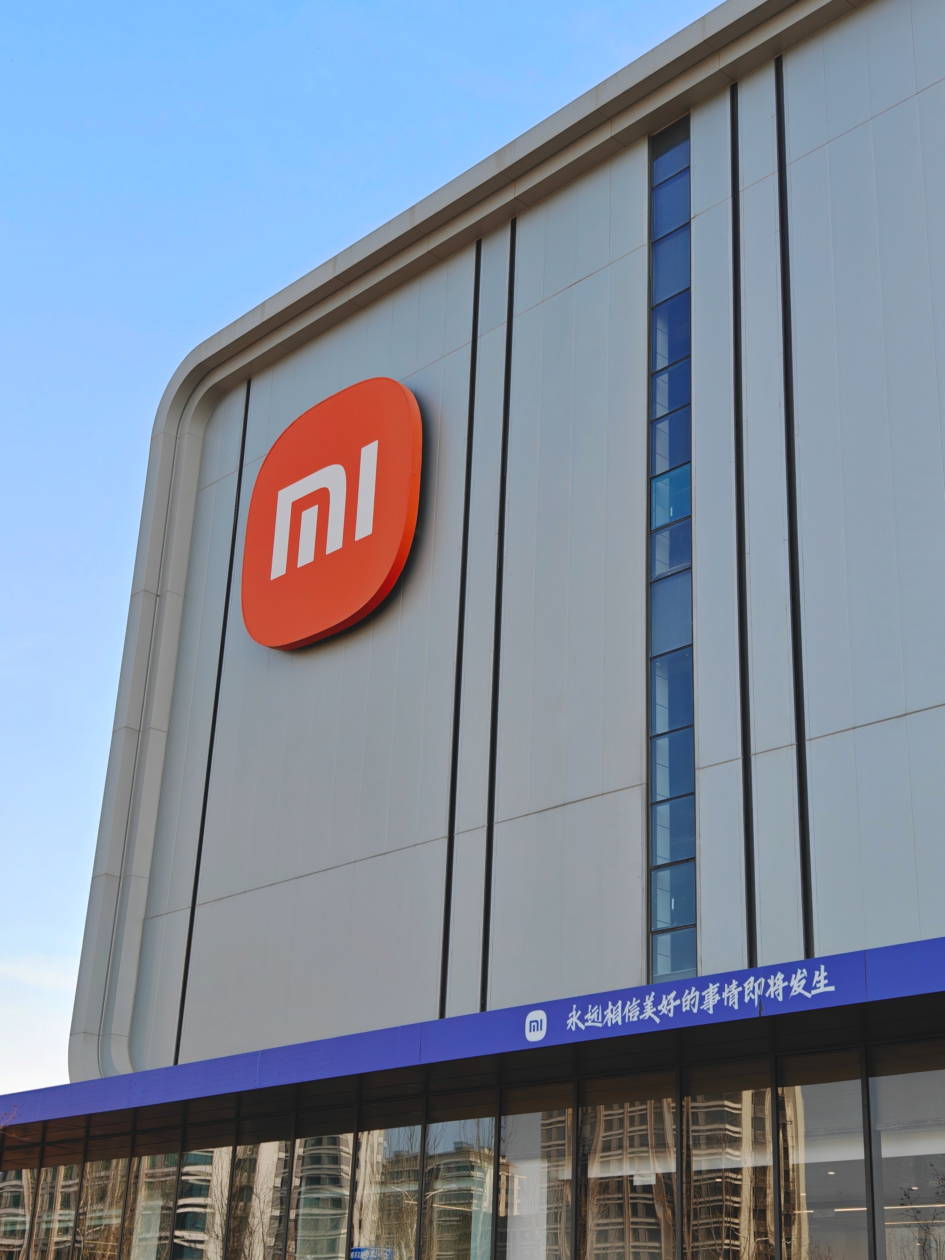 小米发布会之前，参观了他们全自动制造手机的工厂，几乎看不见工人，箱式的机器臂和智