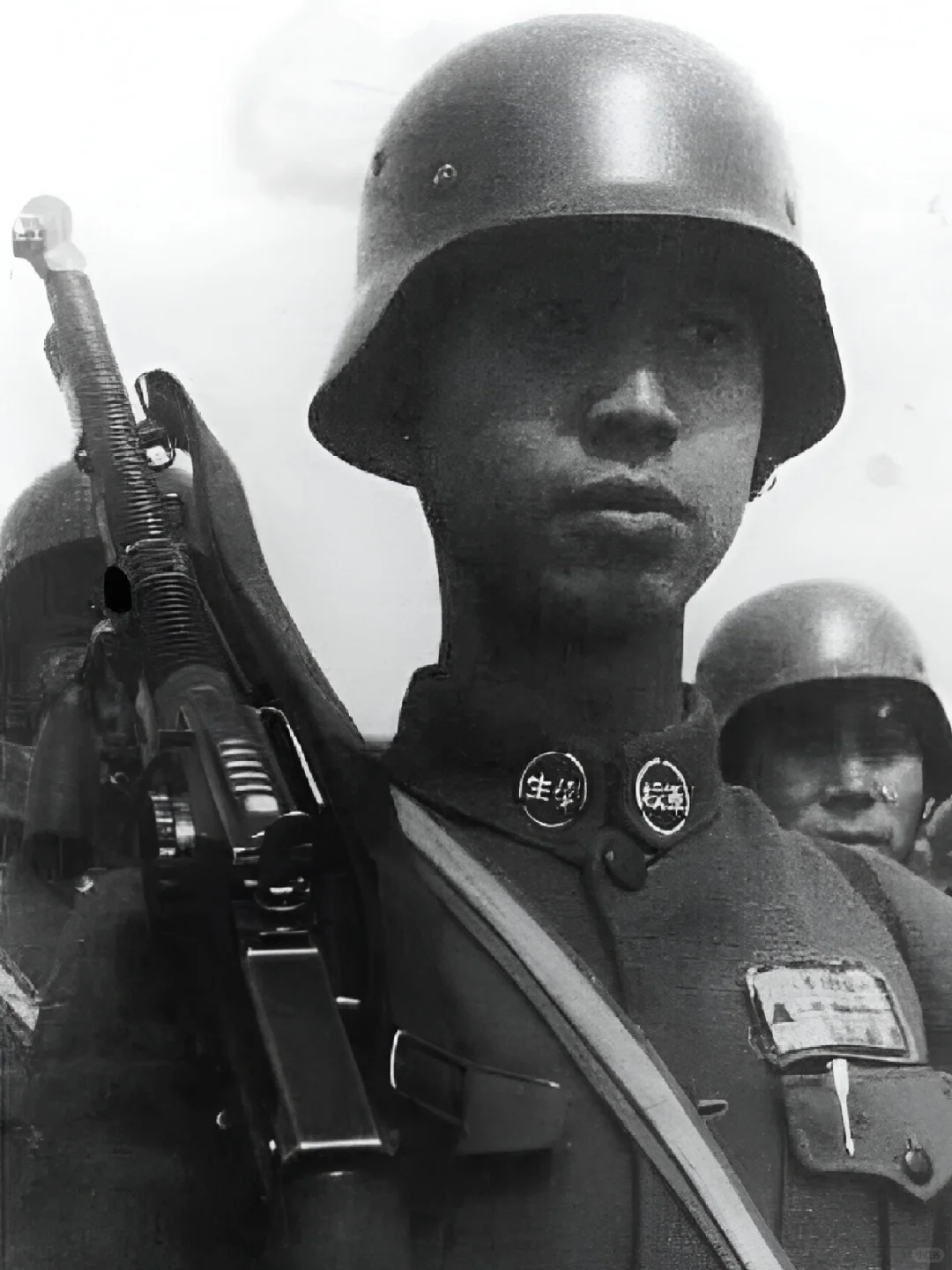 1937年，一名黄埔军校的学员，他口袋里插着一枚派克笔 ​
