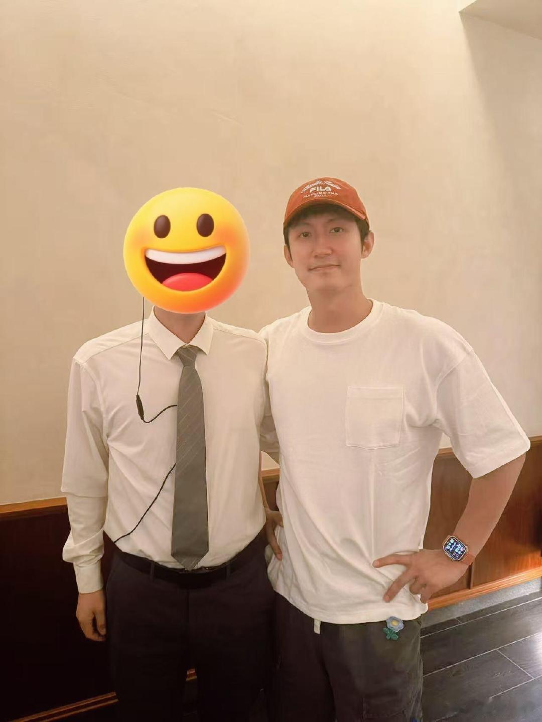 吃饭偶遇黄景瑜网友吃饭偶遇了黄景瑜 网友吃饭偶遇了黄景瑜，纯素颜状态下颜值依旧能