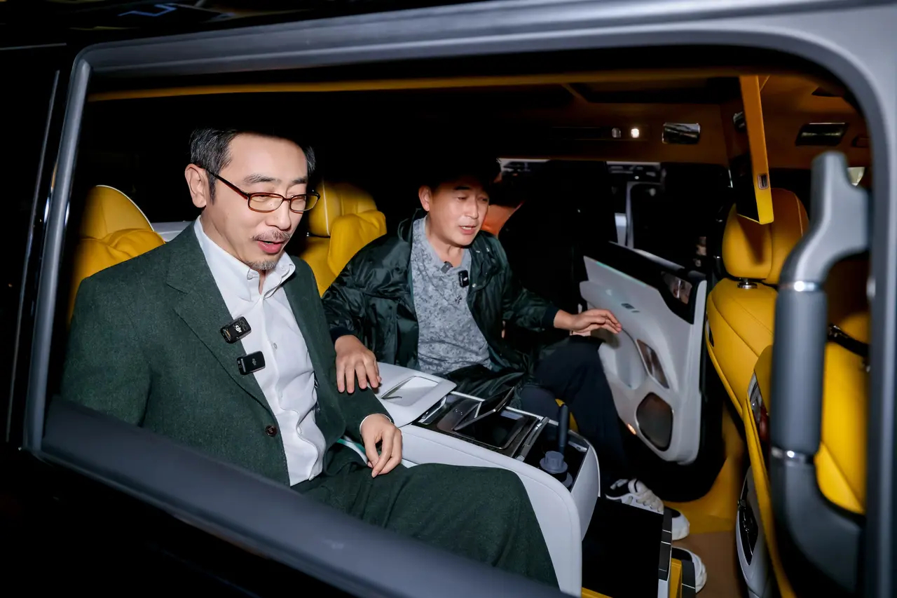 要说北京车展 哪个站台热闹？当然是仰望了！各路明星大咖，车企大佬，甚至连老外都扎