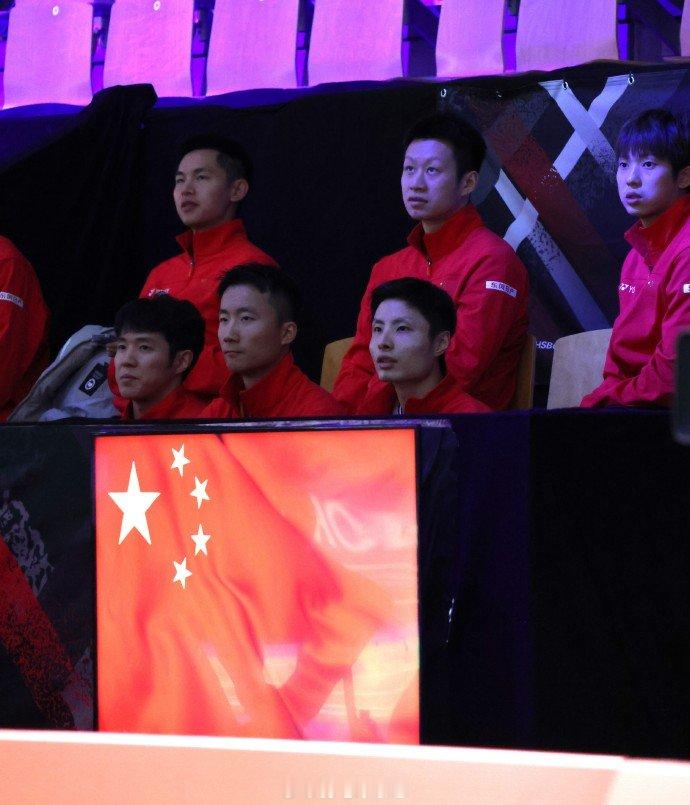 【石宇奇恢复训练，石宇奇现场助威】国羽汤杯小组赛最后一战对阵印度队，一单李诗沣正