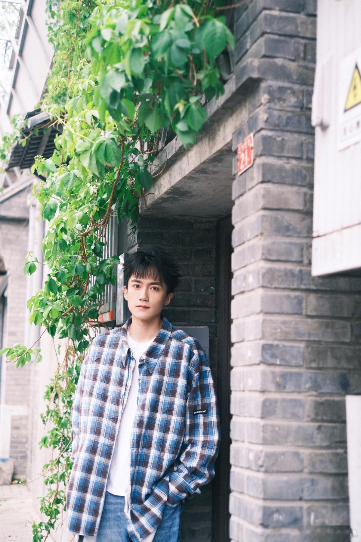 枝上新晴，映现活力姿态。欢娱影视演员最新春日写真今日释出。 ​​​