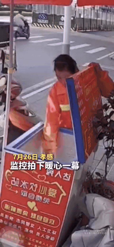 瞬间被治愈！店主翻看爱心冰柜监控录像，见一环卫女工在冰柜一口气拿了3瓶水，正琢磨