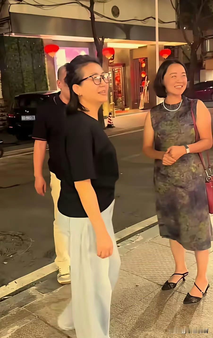 万万没想到，这居然是前央视主持人王小丫。
近日有网友偶遇王小丫和友人相聚。已经5
