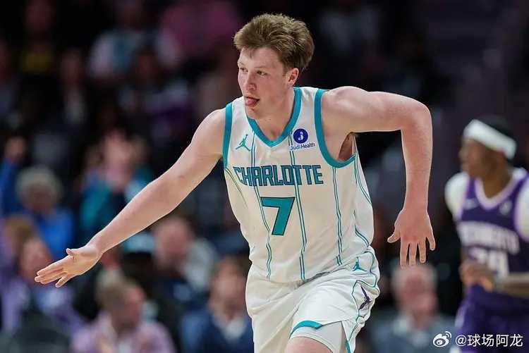 当地时间3月25日，NBA官方更新了新一期的新秀榜，克努佩尔排名榜首，前三名不变