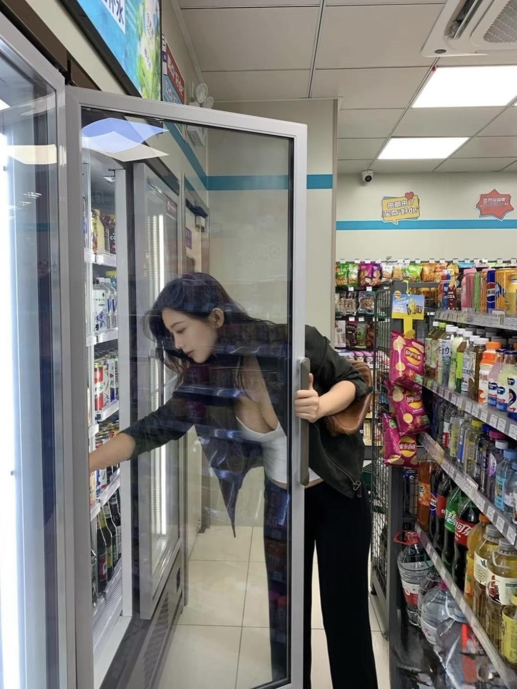 便利店碰到的身材巨好的妹子，真是美的挪不开眼啊……