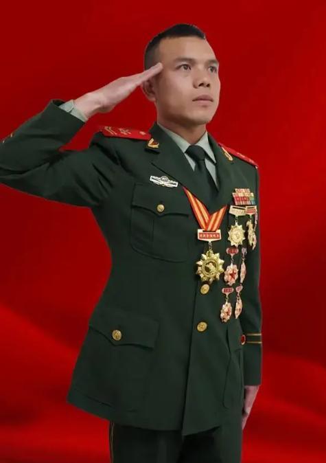 沈聪，男，1994年出生于四川乐山，武警四川总队某支队二级上士。沈聪曾参加20多