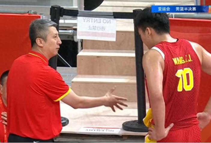 耻辱！中国男篮半场输日本队19分。这比赛真的无法打了，前两节每一节都输给对手，第