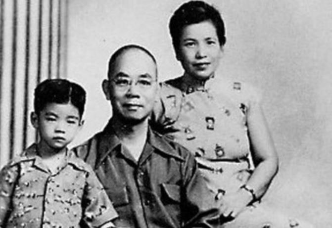 1939年，国军中将的儿子秘密加入了共产党，可是多年后，他突然得知了一个消息，不