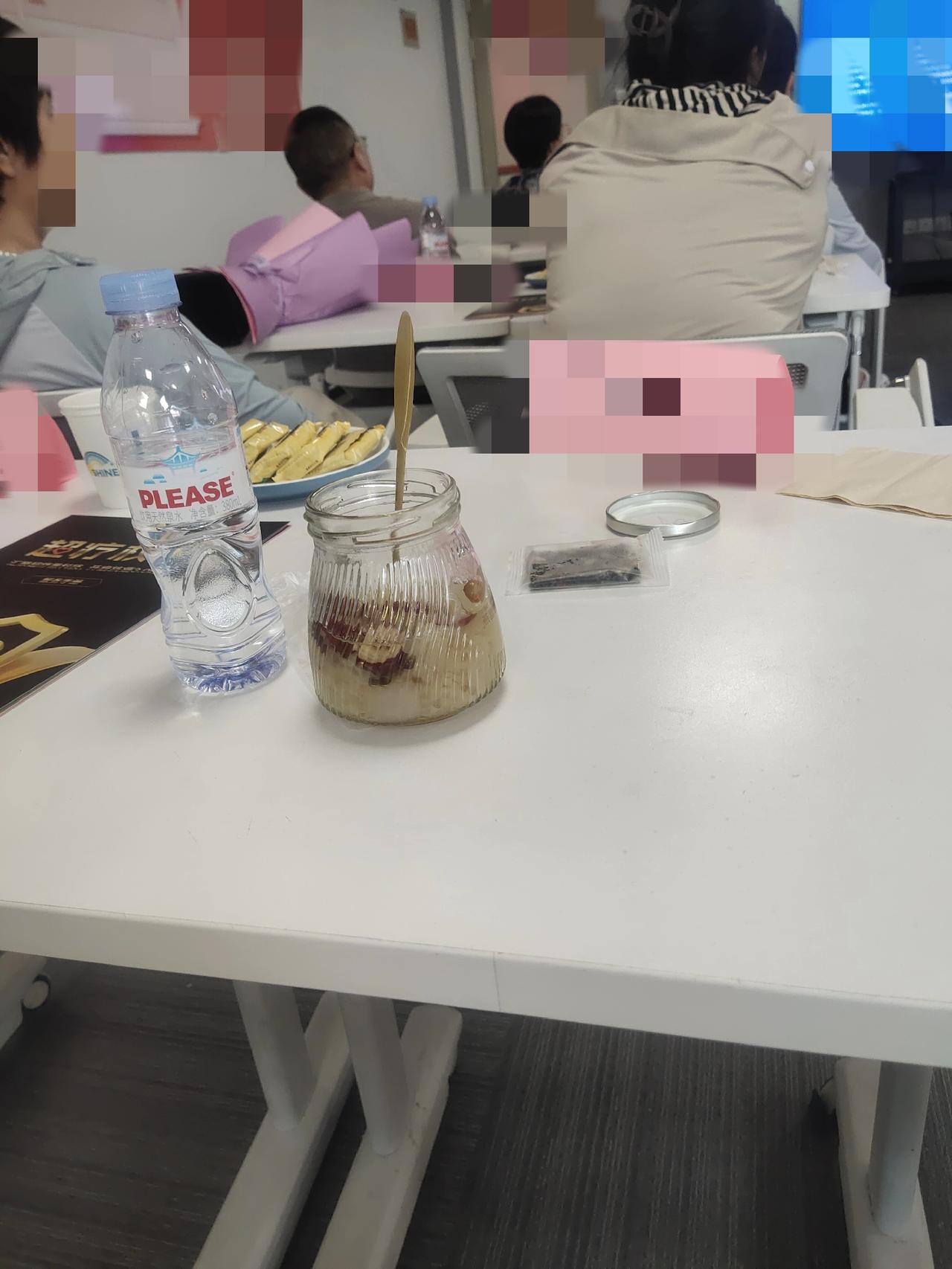 常言道“习惯成自然”，这话真是一点不假。我近来一直保持着睡午觉的习惯，今日因参加