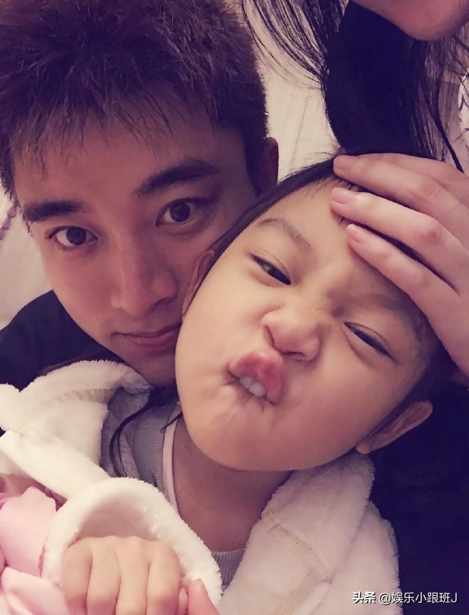 父女长相愈发贴近，温柔互动看着特别治愈 ​​​。父女俩甜度超标啦！贾乃亮这波“专