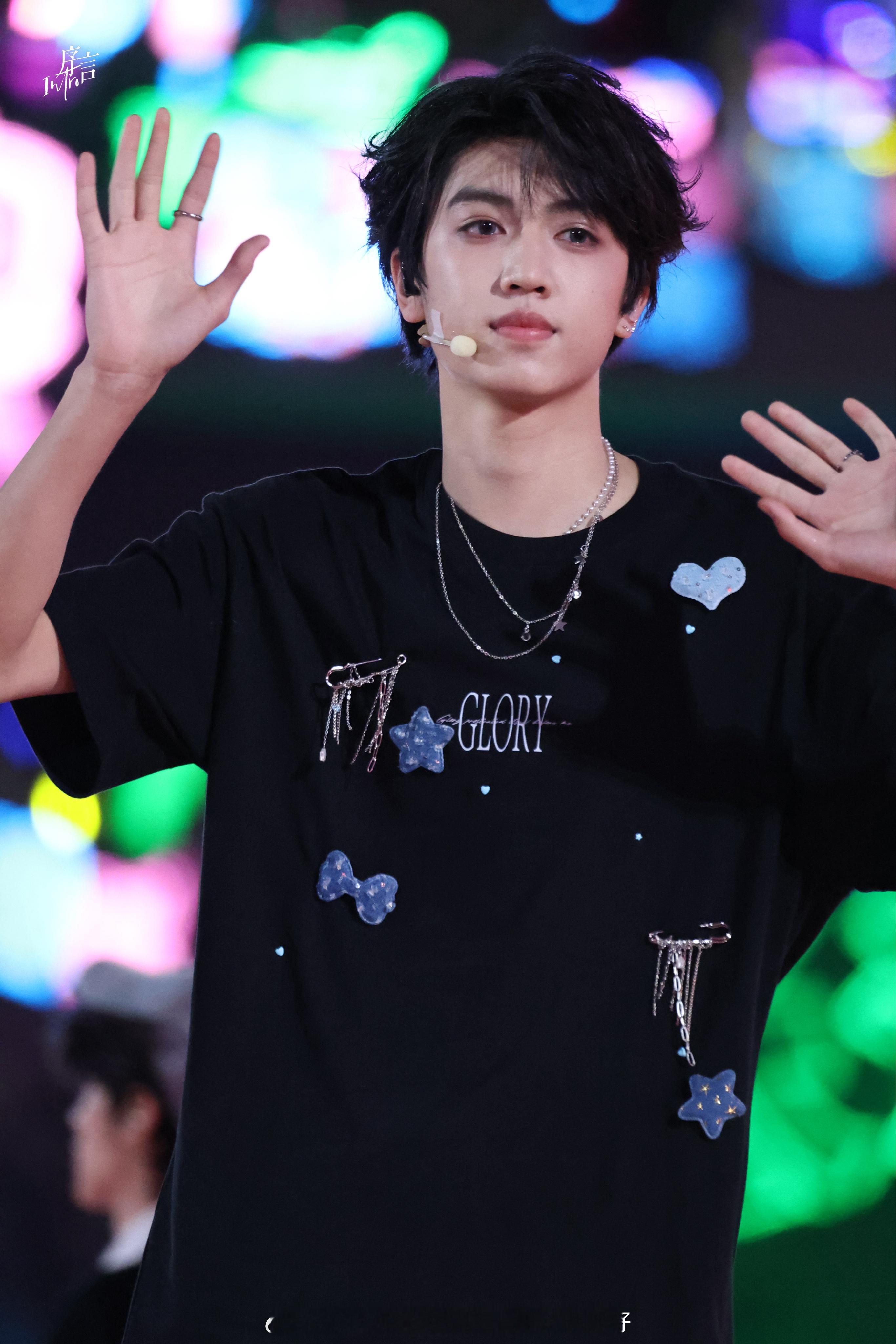 张桂源TF家族新音舞台饭拍生图Cr logo张桂源皱眉这一下好爽，张桂源一直在勾