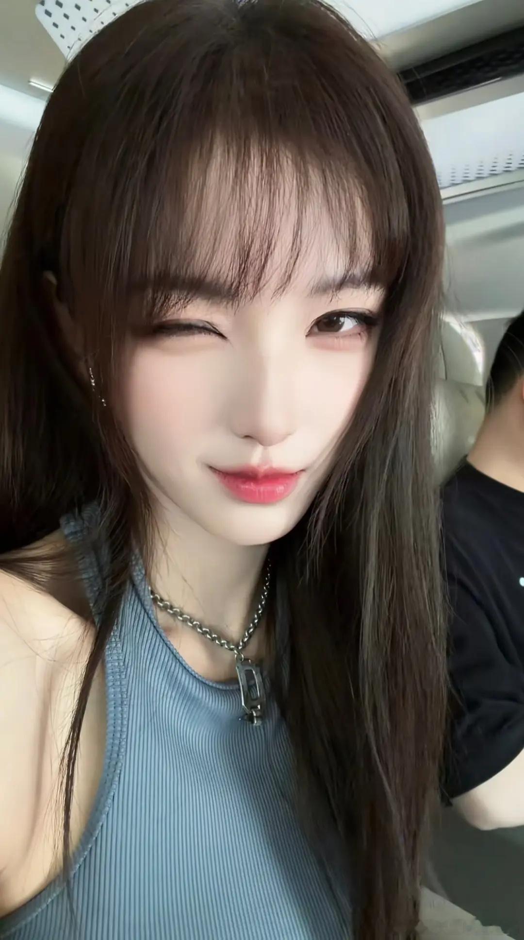 这居然是张予曦？怎么突然美成这样了…… 
