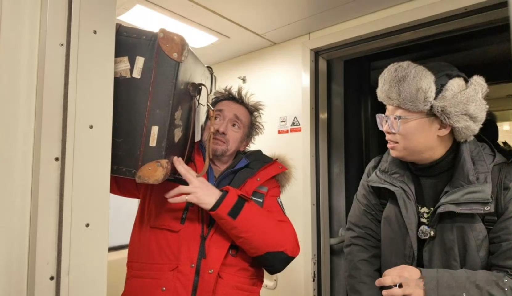看到哈蒙德在我国大东北和老陈一起坐绿皮火车有点好笑又很接地气