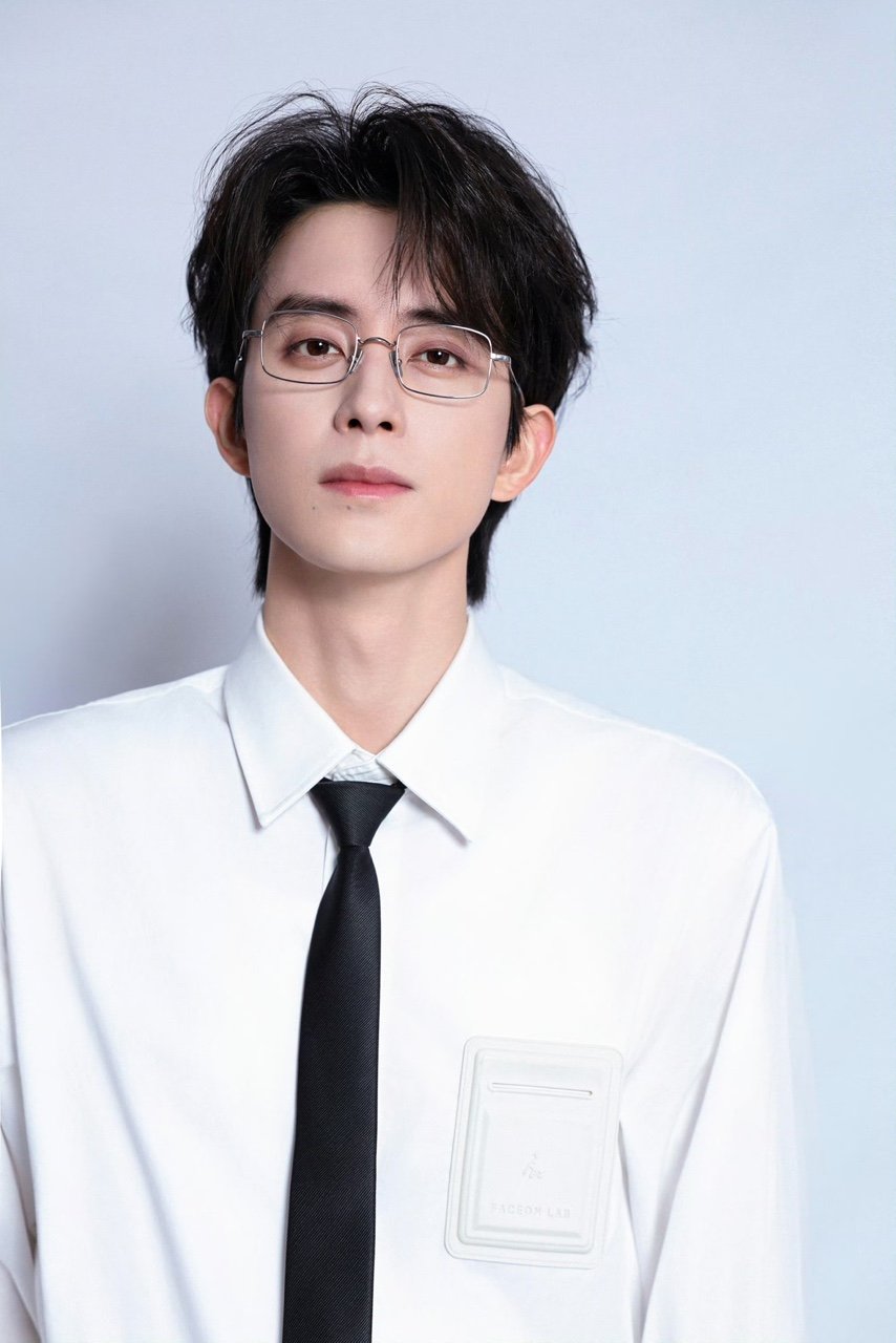 敖瑞鹏白衬衫眼镜敖瑞鹏银框眼镜 就这样帅！！！ ​​​