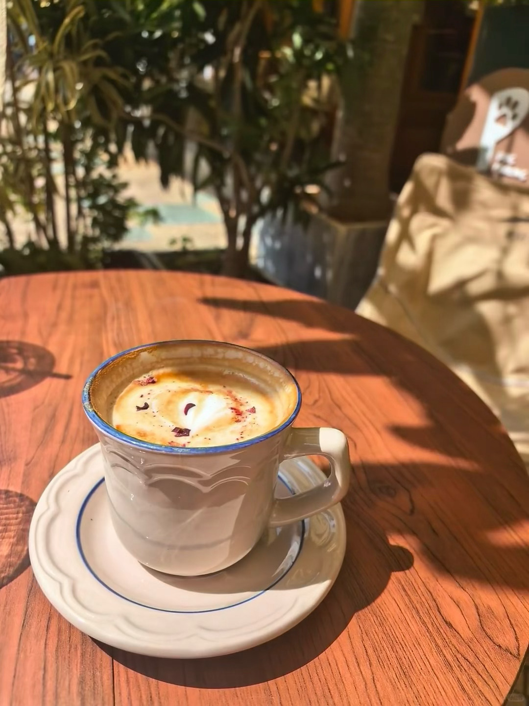 周末 咖啡 阳光翻开一本书微风吹的风铃叮叮咚此刻还有什么烦恼呢 