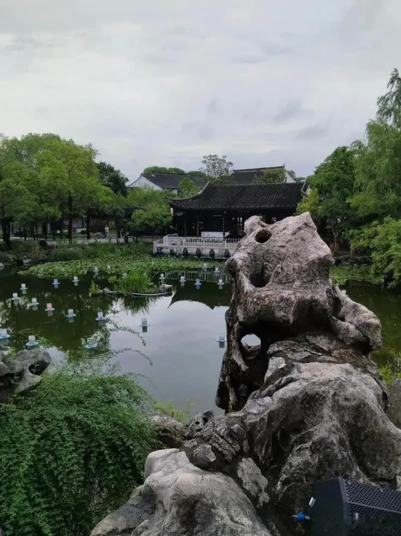 1982年，爆红的李连杰去香港宣传《少林寺》，成龙晚上偷偷地带他去享受香港的夜生