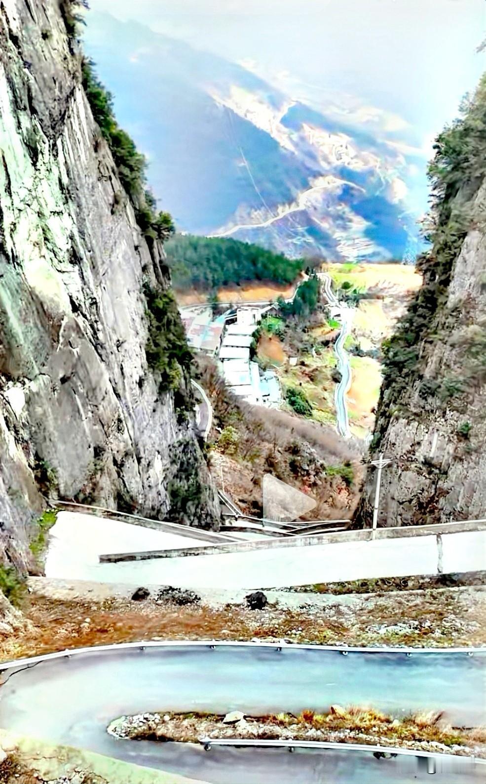 山里的盘山公路，那真是天险美景的绝佳载体。就说南召县崔庄镇的八道湾盘山路，它藏在