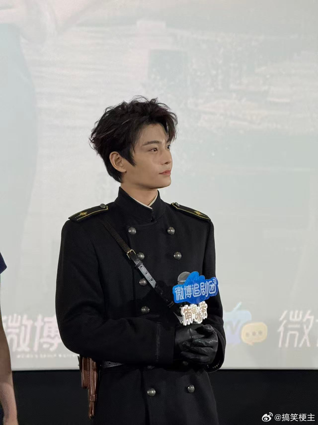 丁禹兮到底给张新成看了什么剧集榜南部档案 反复回看这段活动片段，两位主演看得十分