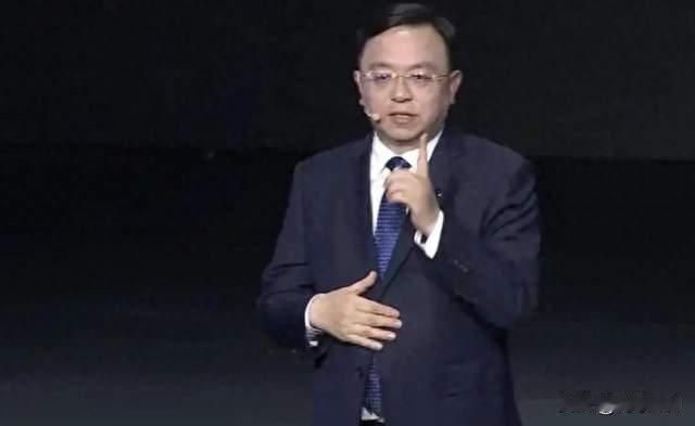 比亚迪15年来首次"双降"，王传福的2000亿豪赌还能赢吗？