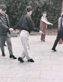 不知道是舞跳的不对，还是人的腿有毛病，这个舞感觉到让人不舒服，华尔兹还是探戈？搞