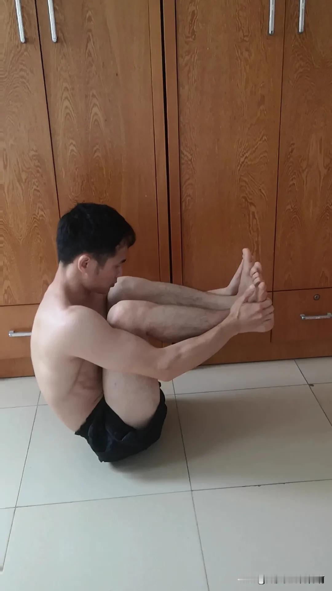 坐着做两个动作能让你的核心变强，身体更有活力！
第一个动作，坐着，双脚缩起来保持