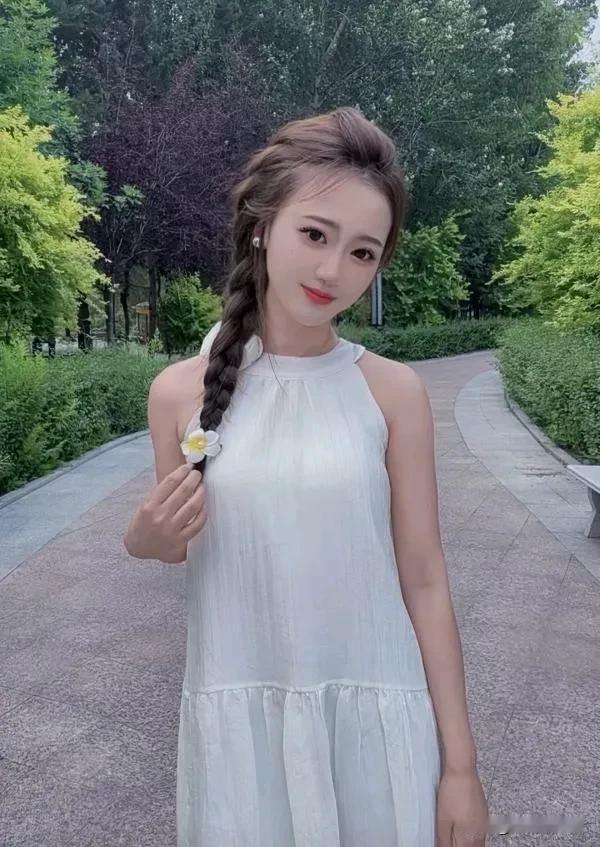 夏日清新穿搭，白色连衣裙搭配自然绿植，轻松惬意。