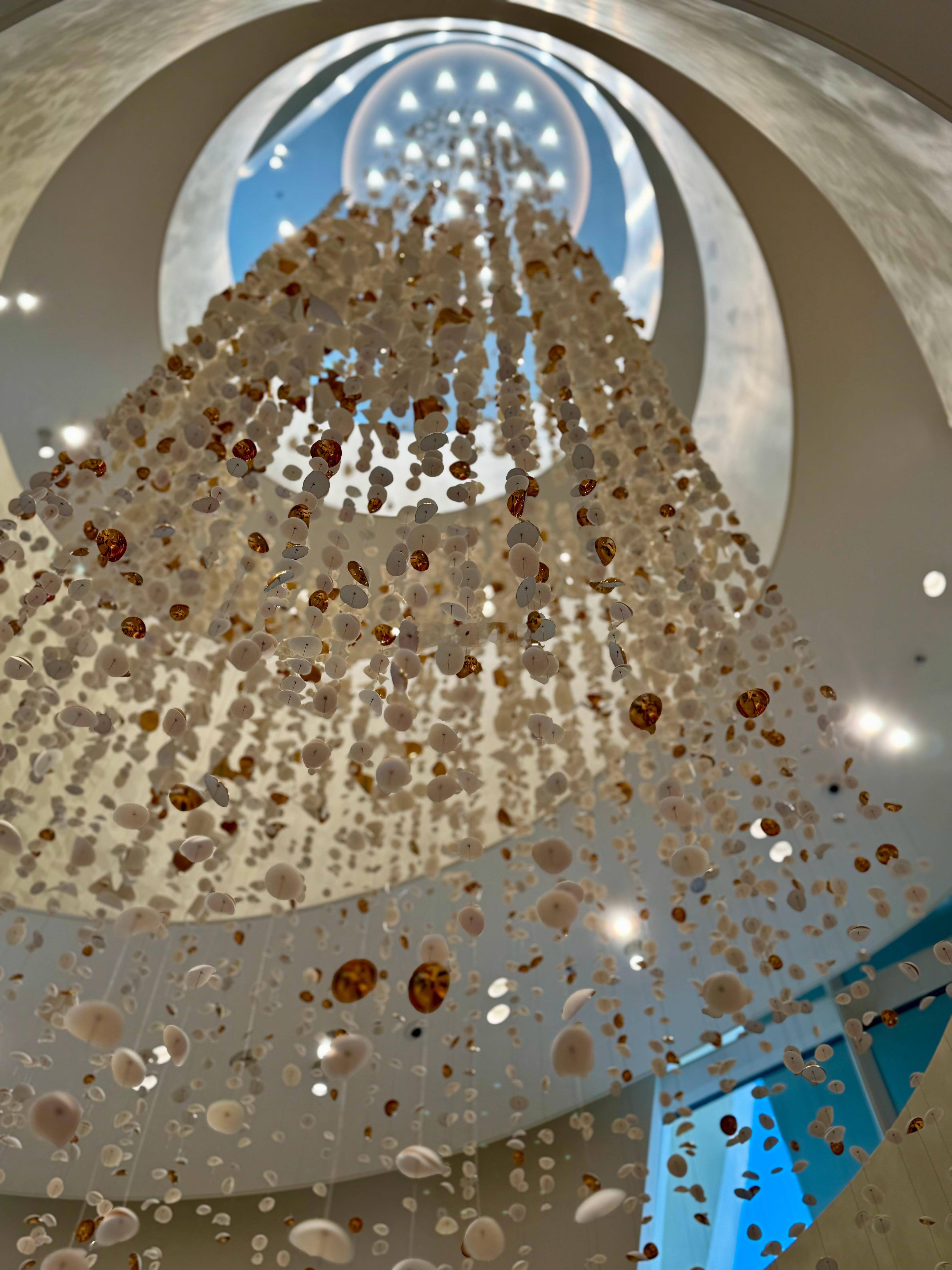 再等几个小时，Dior北京三里屯就正式开业了，内部装饰和巴黎蒙田的之家很像，四层