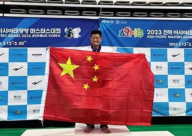 台独分子的玻璃心碎了一地！日前，台湾跆拳道选手李东宪持五星红旗🇨🇳领奖，他在