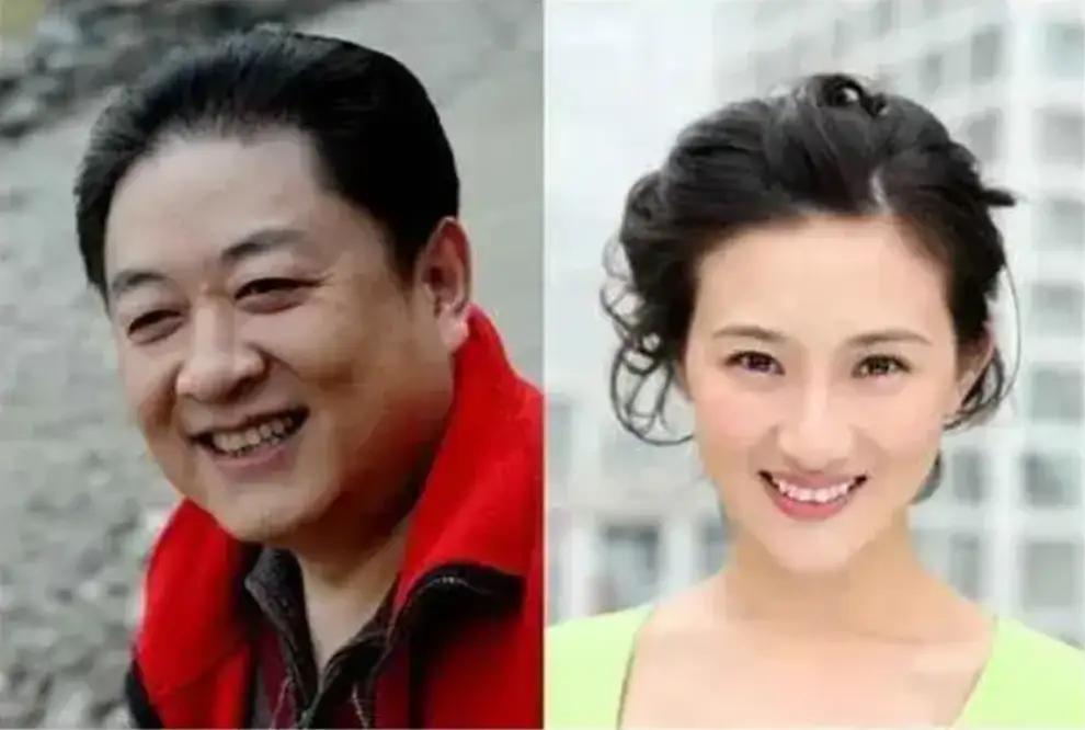 2017年某夜，62岁的刘斌坐在客厅沙发上，看着妻子王丽君手机上的一条暧昧短信，