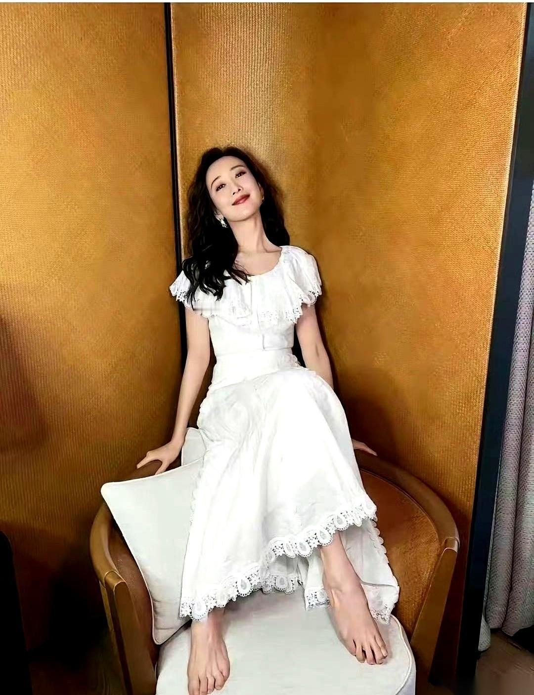 都只看到女明星在红毯上摇曳生姿，谁低头看过她们的脚？
今天刷到王鸥那张图，我真就