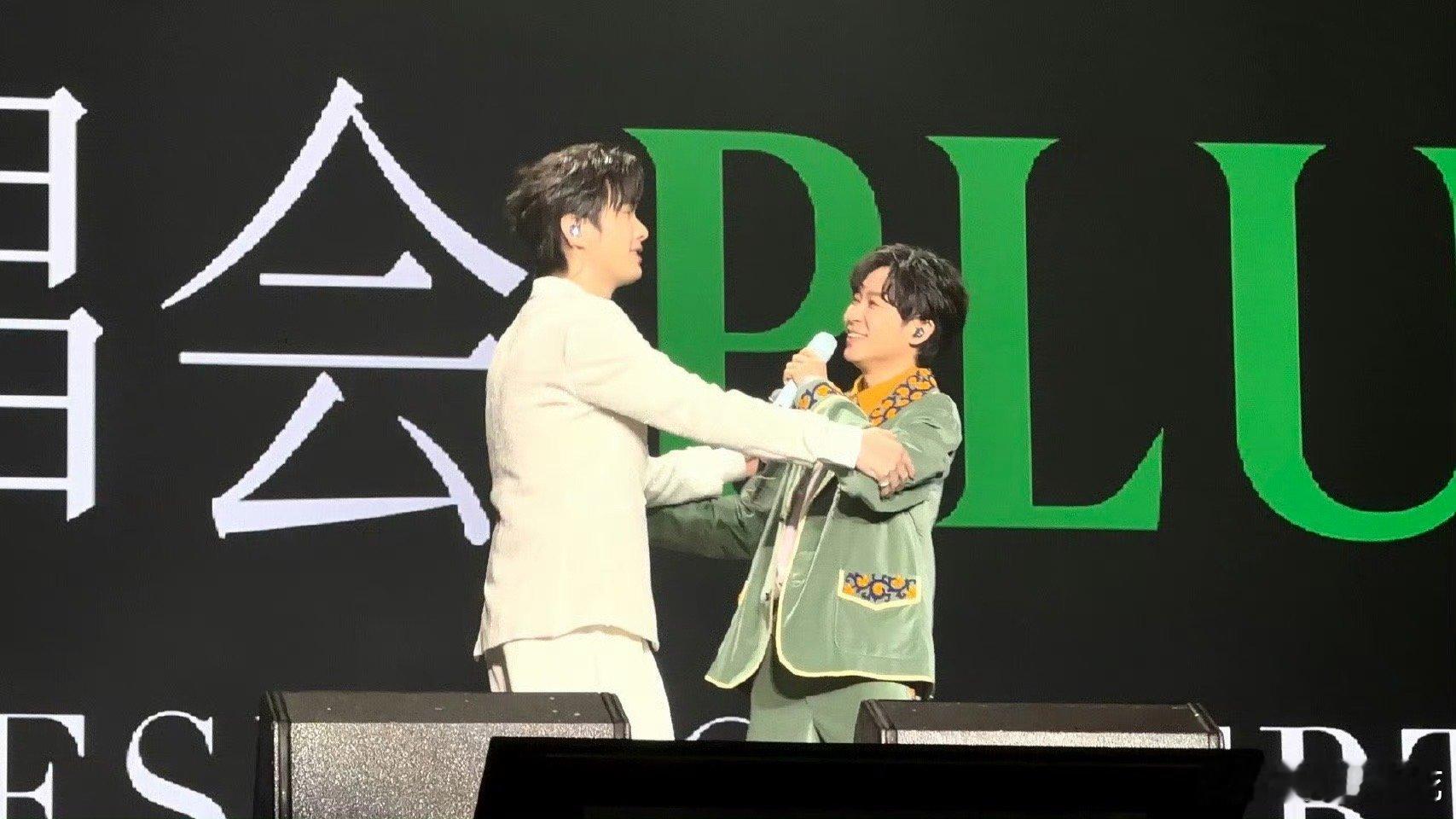 吴青峰发文追星裘德 演唱会惊喜空降名场面！吴青峰一句“我是来追星的”戳中人心，与